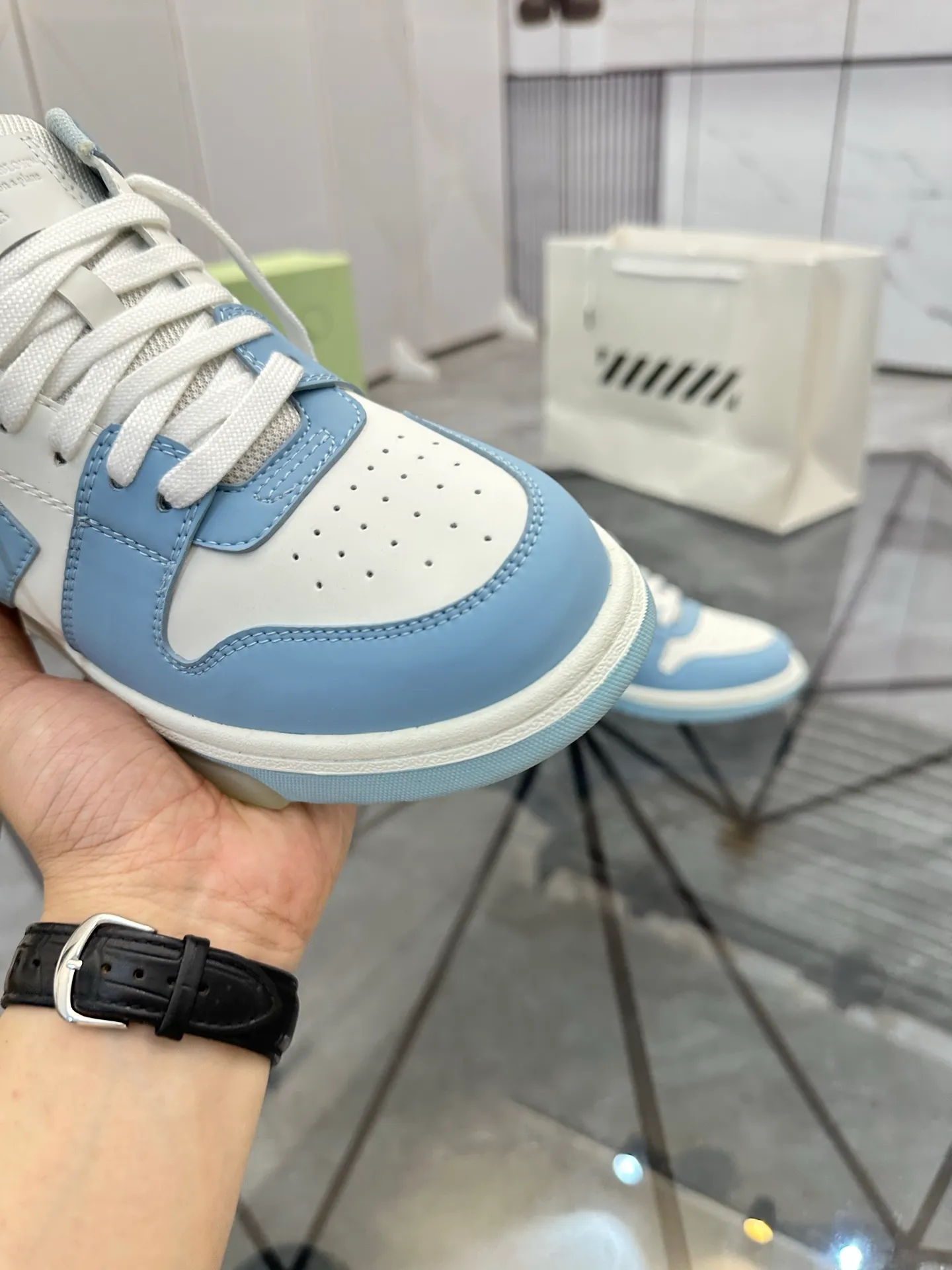 Selling men's shoes 💰: 💰P560¥ High-end top quality (leather buckle plus 10) Product trademark: OFF WHITE * "OFF WHITE*" low-top casual shoes Regular size: 35-45 (can be customized to 46) Couple style Product material: imported first-layer cowhide leather upper, breathable lining, original outsole. No.: H203